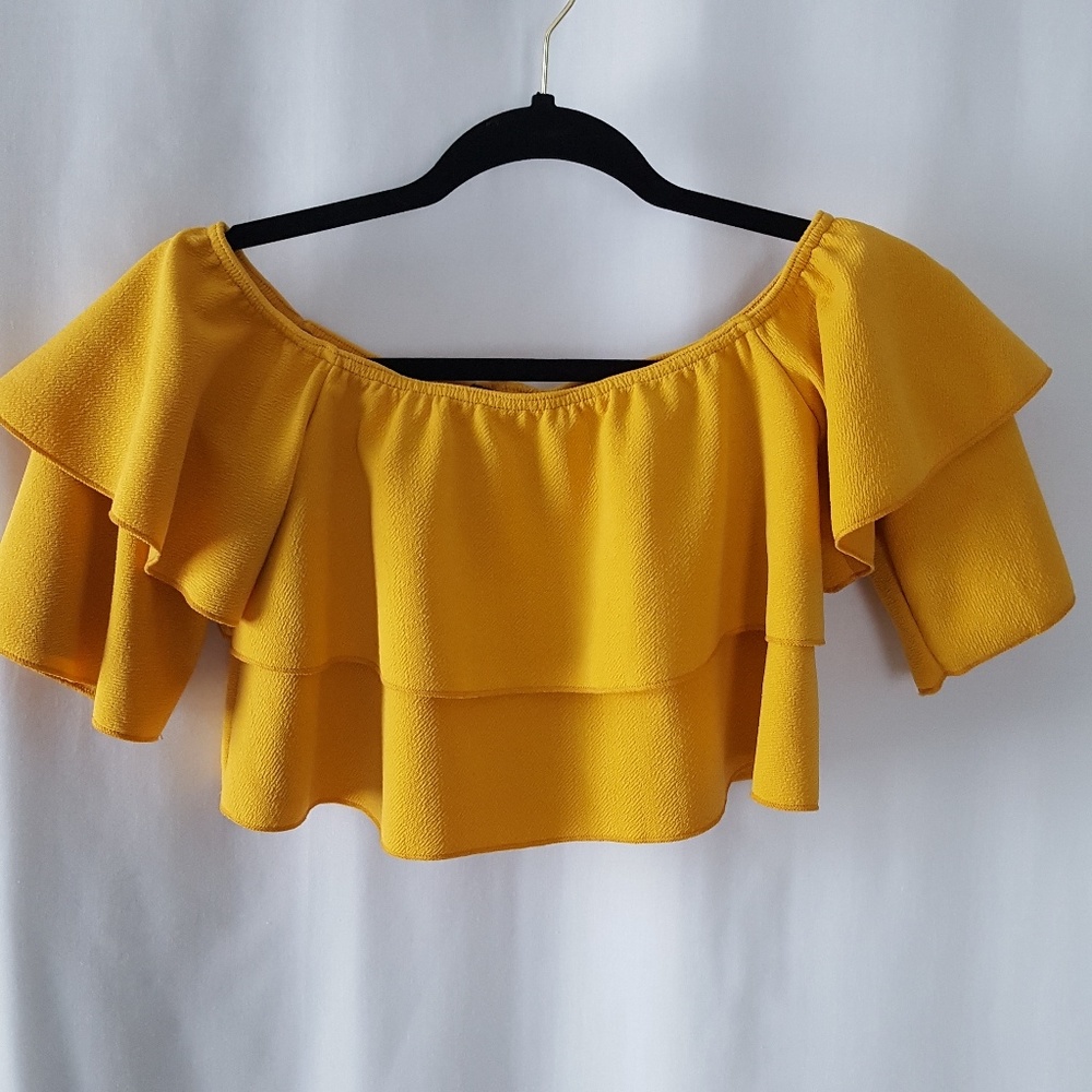 Boohoo ruffled crop top A25